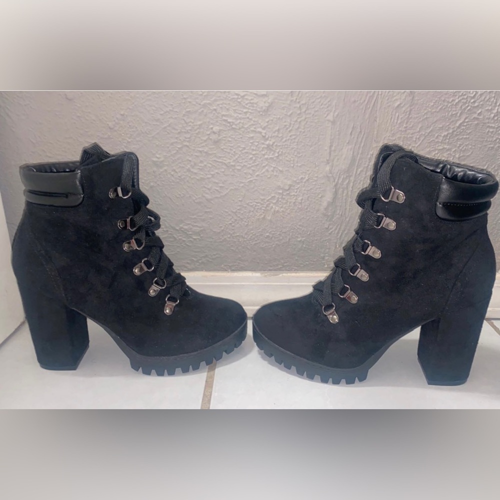 Only worn once ! Boots size: 6.5